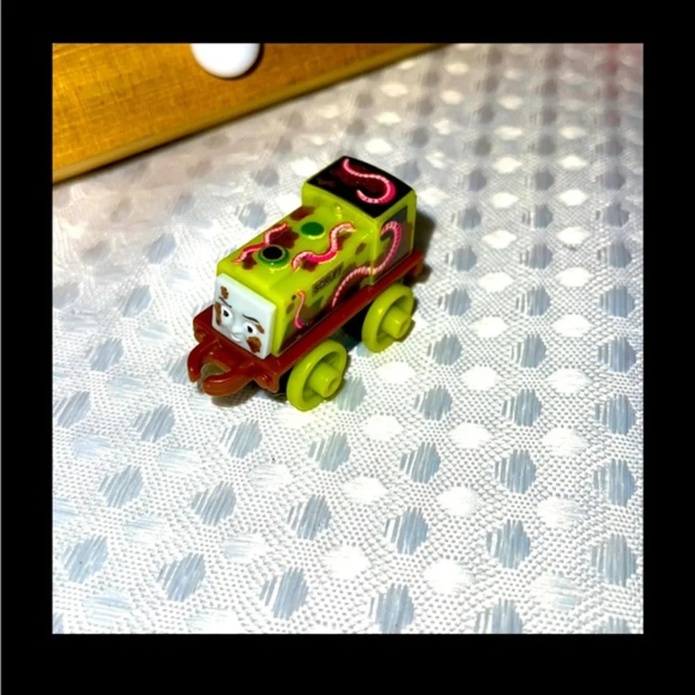 Thomas The Train & Friends Minis Blind Bag 2019/2 Icky Worms Scruff #391.